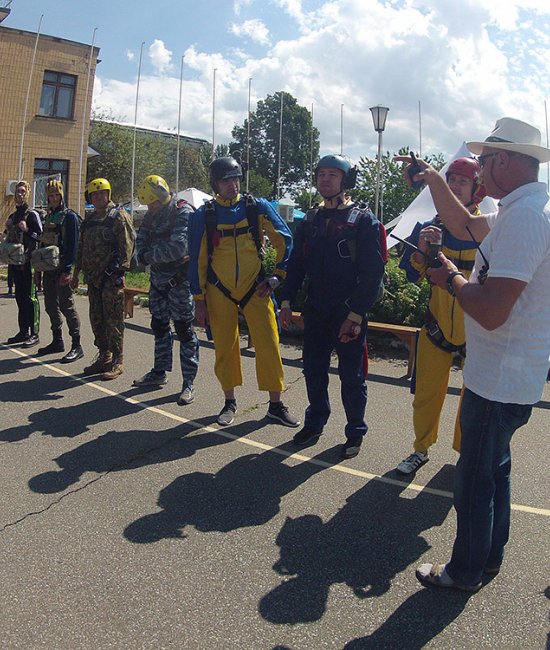 STATIC LINE Самостійний стрибок з парашутом